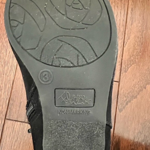 Girls Adorable Target Black Booties, Size 3. - Picture 4 of 4